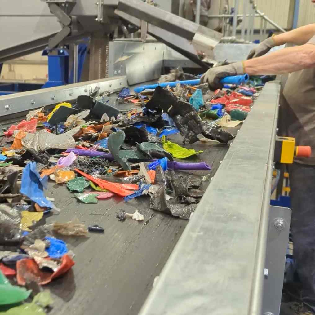 Plastic recycling line to wash and recycle plastics